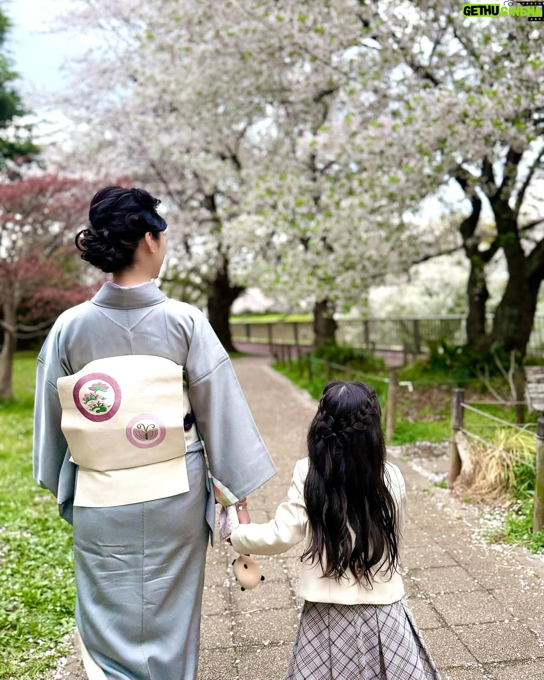 Kuran - 52.8K Likes - 娘の小学校入学式でした🌸
おめでとう！！
今までのスクールは少人数でしか生活してこなかった為、
昨日から集団生活！
式の初めは緊張してるかな？て感じでしたが
途中から周りの子供達と楽しそうに話していたり
最後はるんるんで退場していく姿をみて
母安心しました😮‍💨
入学式でお友達になった子に帰り際に
Big Hug🩷娘の大好き大好きアピールのゼロ距離には
お友達も戸惑うことあるかもですが
愛情表現を抑えられない娘はもうすでにBFFと
言ってます！🤣

これから新生活！！色々なことがあるだろうけど
全てひっくるめて一緒に楽しもうねー！！
楽しむ準備はできてるよ！！

担任の先生のことも「めっちゃ可愛い🥰」と
ずっと言ってます😆
よかったよかった！！

毎日、沢山の書類や持ち物に名前書くことに
慣れない自分も楽しんでますw
保護者会やPTA会も初めてのことだらけで
ワクワク！！小学生ママこれからよろしくお願いします！！

元気いっぱいの小学生のママにしてくれて
ありがとう🌸
Love you baby🩷

私達親子の新しい章の幕開けです！！👏

💙BROSKYからお知らせ💙
明後日、4月11日(金)  9:00〜、21:00〜
発売決定！！
▪️BROSKY＋αMO （ノベルティ付き）
▪️BROSKY エクソソーム 美容液

 ※今回の販売はBROSKY＋αMOに
BROSKYミニクレンジングが付いてきます！！
お見逃しなく！！

#紅蘭
#小学生
#入学式