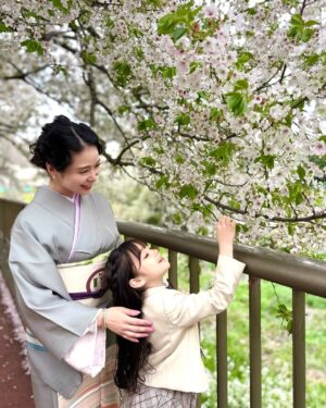 Kuran Instagram - 娘の小学校入学式でした🌸
おめでとう！！
今までのスクールは少人数でしか生活してこなかった為、
昨日から集団生活！
式の初めは緊張してるかな？て感じでしたが
途中から周りの子供達と楽しそうに話していたり
最後はるんるんで退場していく姿をみて
母安心しました😮‍💨
入学式でお友達になった子に帰り際に
Big Hug🩷娘の大好き大好きアピールのゼロ距離には
お友達も戸惑うことあるかもですが
愛情表現を抑えられない娘はもうすでにBFFと
言ってます！🤣

これから新生活！！色々なことがあるだろうけど
全てひっくるめて一緒に楽しもうねー！！
楽しむ準備はできてるよ！！

担任の先生のことも「めっちゃ可愛い🥰」と
ずっと言ってます😆
よかったよかった！！

毎日、沢山の書類や持ち物に名前書くことに
慣れない自分も楽しんでますw
保護者会やPTA会も初めてのことだらけで
ワクワク！！小学生ママこれからよろしくお願いします！！

元気いっぱいの小学生のママにしてくれて
ありがとう🌸
Love you baby🩷

私達親子の新しい章の幕開けです！！👏

💙BROSKYからお知らせ💙
明後日、4月11日(金)  9:00〜、21:00〜
発売決定！！
▪️BROSKY＋αMO （ノベルティ付き）
▪️BROSKY エクソソーム 美容液

 ※今回の販売はBROSKY＋αMOに
BROSKYミニクレンジングが付いてきます！！
お見逃しなく！！

#紅蘭
#小学生
#入学式