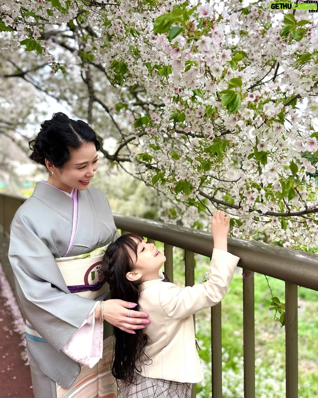 Kuran - 52.8K Likes - 娘の小学校入学式でした🌸
おめでとう！！
今までのスクールは少人数でしか生活してこなかった為、
昨日から集団生活！
式の初めは緊張してるかな？て感じでしたが
途中から周りの子供達と楽しそうに話していたり
最後はるんるんで退場していく姿をみて
母安心しました😮‍💨
入学式でお友達になった子に帰り際に
Big Hug🩷娘の大好き大好きアピールのゼロ距離には
お友達も戸惑うことあるかもですが
愛情表現を抑えられない娘はもうすでにBFFと
言ってます！🤣

これから新生活！！色々なことがあるだろうけど
全てひっくるめて一緒に楽しもうねー！！
楽しむ準備はできてるよ！！

担任の先生のことも「めっちゃ可愛い🥰」と
ずっと言ってます😆
よかったよかった！！

毎日、沢山の書類や持ち物に名前書くことに
慣れない自分も楽しんでますw
保護者会やPTA会も初めてのことだらけで
ワクワク！！小学生ママこれからよろしくお願いします！！

元気いっぱいの小学生のママにしてくれて
ありがとう🌸
Love you baby🩷

私達親子の新しい章の幕開けです！！👏

💙BROSKYからお知らせ💙
明後日、4月11日(金)  9:00〜、21:00〜
発売決定！！
▪️BROSKY＋αMO （ノベルティ付き）
▪️BROSKY エクソソーム 美容液

 ※今回の販売はBROSKY＋αMOに
BROSKYミニクレンジングが付いてきます！！
お見逃しなく！！

#紅蘭
#小学生
#入学式