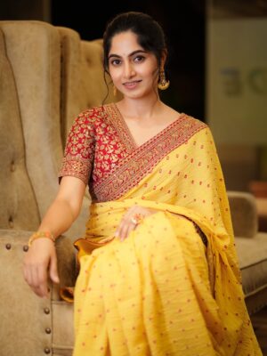 Kushee Ravi Instagram - 💛❤️
.
.
Pc @appus.click 
Stylist: @stylebyaishwarya 
Mua : @makeovers_by_shwethagowda 
Saree : @shalinidokaniaofficial 
Jewels : @chaandishop.in