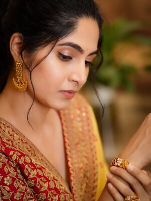 Kushee Ravi Instagram - 💛❤️
.
.
Pc @appus.click 
Stylist: @stylebyaishwarya 
Mua : @makeovers_by_shwethagowda 
Saree : @shalinidokaniaofficial 
Jewels : @chaandishop.in