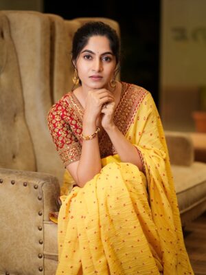Kushee Ravi Instagram - 💛❤️
.
.
Pc @appus.click 
Stylist: @stylebyaishwarya 
Mua : @makeovers_by_shwethagowda 
Saree : @shalinidokaniaofficial 
Jewels : @chaandishop.in