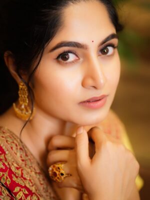 Kushee Ravi Instagram - 💛❤️
.
.
Pc @appus.click 
Stylist: @stylebyaishwarya 
Mua : @makeovers_by_shwethagowda 
Saree : @shalinidokaniaofficial 
Jewels : @chaandishop.in