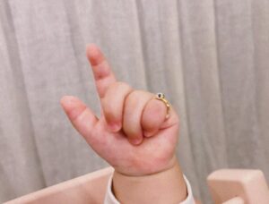 Kyary Pamyu Pamyu Instagram - To my sweet baby, happy birthday👶🏻🎂
1歳になったね。おめでとう

今回のワンマンライブ「dreamin dreamin」は、我が子が産まれてくるまでに見た“楽しい夢”と“悲しい夢”をテーマに込めました。

ママになるというワクワクから一転、毎日がハラハラとドキドキの連続で、感情のジェットコースターのような日々でした。

流産を告げられたこと。
その日の夜にもライブをしたこと。
手術を決めた日に、奇跡的に心臓が動いていたこと。
不安を隠しながら、それでもステージに立ち続けたこと。

初めての妊娠で、切迫流産・切迫早産となり、
毎日が祈りのような時間でした。
それでも私の元に無事に生まれてきてくれて、本当に本当にありがとう。大好きだよ♡

何度も不安で眠れない夜を越えて、信じて、祈って、ようやく出会えた小さな命。あの頃の希望と不安、涙と祈りを、「dreamin dreamin」で音にできたらと思っています。

会場でお待ちしています🌈