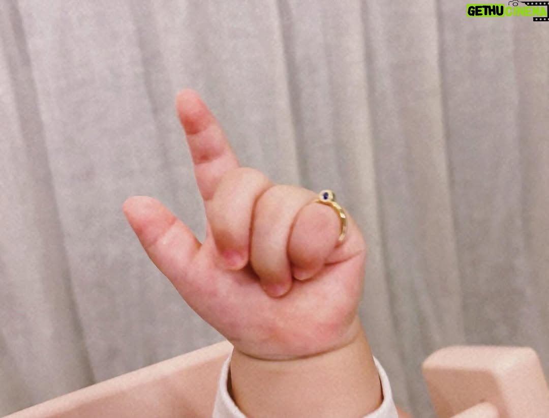 Kyary Pamyu Pamyu - 47.4K Likes - To my sweet baby, happy birthday👶🏻🎂
1歳になったね。おめでとう

今回のワンマンライブ「dreamin dreamin」は、我が子が産まれてくるまでに見た“楽しい夢”と“悲しい夢”をテーマに込めました。

ママになるというワクワクから一転、毎日がハラハラとドキドキの連続で、感情のジェットコースターのような日々でした。

流産を告げられたこと。
その日の夜にもライブをしたこと。
手術を決めた日に、奇跡的に心臓が動いていたこと。
不安を隠しながら、それでもステージに立ち続けたこと。

初めての妊娠で、切迫流産・切迫早産となり、
毎日が祈りのような時間でした。
それでも私の元に無事に生まれてきてくれて、本当に本当にありがとう。大好きだよ♡

何度も不安で眠れない夜を越えて、信じて、祈って、ようやく出会えた小さな命。あの頃の希望と不安、涙と祈りを、「dreamin dreamin」で音にできたらと思っています。

会場でお待ちしています🌈