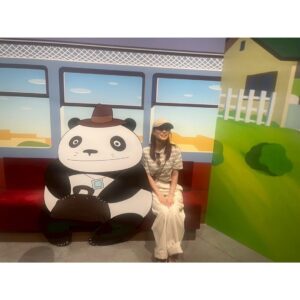Kyoko Yoshine Instagram - 遅ればせながら！
2025年夏の三大楽しみの一つでした！
とにかく大興奮でした！！🐼🖤🤍
ありがとうございます！！！

#パンダコパンダ展