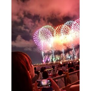 Kyoko Yoshine Instagram - 夏の思い出。

だいぶ時間が経ってしまっていますが、
今年の夏は人生初の長岡花火大会へ行ってきました。
素晴らしすぎてボロボロ泣きました...
見ることができて嬉しかったです😭✨
そんな場所で自分のナレーションが流れて
さらに感無量な夜でした。
みなさんが拍手してくれて嬉しかった☺️
素敵な機会をありがとうございました！

#長岡花火大会
#岩塚製菓 さん
#いつもありがとうございます !!!

大量のおかきを買って帰りました😂🫶