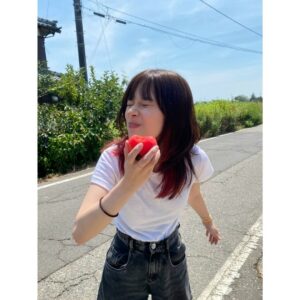 Kyoko Yoshine Instagram - 夏の思い出。

だいぶ時間が経ってしまっていますが、
今年の夏は人生初の長岡花火大会へ行ってきました。
素晴らしすぎてボロボロ泣きました...
見ることができて嬉しかったです😭✨
そんな場所で自分のナレーションが流れて
さらに感無量な夜でした。
みなさんが拍手してくれて嬉しかった☺️
素敵な機会をありがとうございました！

#長岡花火大会
#岩塚製菓 さん
#いつもありがとうございます !!!

大量のおかきを買って帰りました😂🫶