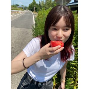 Kyoko Yoshine Instagram - 夏の思い出。

だいぶ時間が経ってしまっていますが、
今年の夏は人生初の長岡花火大会へ行ってきました。
素晴らしすぎてボロボロ泣きました...
見ることができて嬉しかったです😭✨
そんな場所で自分のナレーションが流れて
さらに感無量な夜でした。
みなさんが拍手してくれて嬉しかった☺️
素敵な機会をありがとうございました！

#長岡花火大会
#岩塚製菓 さん
#いつもありがとうございます !!!

大量のおかきを買って帰りました😂🫶
