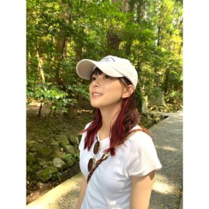 Kyoko Yoshine Instagram - 夏の思い出。

だいぶ時間が経ってしまっていますが、
今年の夏は人生初の長岡花火大会へ行ってきました。
素晴らしすぎてボロボロ泣きました...
見ることができて嬉しかったです😭✨
そんな場所で自分のナレーションが流れて
さらに感無量な夜でした。
みなさんが拍手してくれて嬉しかった☺️
素敵な機会をありがとうございました！

#長岡花火大会
#岩塚製菓 さん
#いつもありがとうございます !!!

大量のおかきを買って帰りました😂🫶