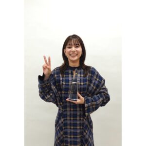 Kyoko Yoshine Instagram - テレビジョン ドラマアカデミー賞
最優秀主演女優賞頂きました。
めおと日和チームで5部門頂きました。
みんなみんなおめでとうございます！
やったね！とっても嬉しい！

作品が終わって季節も変わって日常が過ぎて行く今、
また皆様から大きな愛を頂けて大感謝です。
改めてたくさんの応援ありがとうございました！🌸

#めおと日和
@meotobiyori 

貴一さんと並んで頂けて
またさらに嬉しいのでした...！