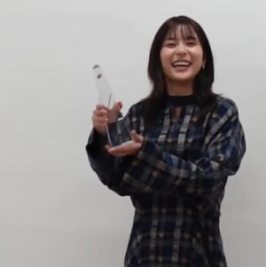 Kyoko Yoshine Instagram - テレビジョン ドラマアカデミー賞
最優秀主演女優賞頂きました。
めおと日和チームで5部門頂きました。
みんなみんなおめでとうございます！
やったね！とっても嬉しい！

作品が終わって季節も変わって日常が過ぎて行く今、
また皆様から大きな愛を頂けて大感謝です。
改めてたくさんの応援ありがとうございました！🌸

#めおと日和
@meotobiyori 

貴一さんと並んで頂けて
またさらに嬉しいのでした...！