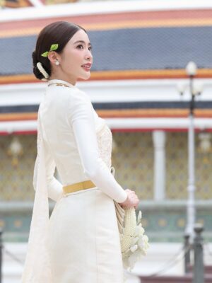 Lapassalan Jiravechsoontornkul Instagram - นานน๊านนทีใส่ชุดไทย ดูเรียบร้อยไหมละ😂🤣💘
Make up & Hair : @puffpoy @teethory 
Dress : @milanweddingbkk 💞
📷: @wasuwat29