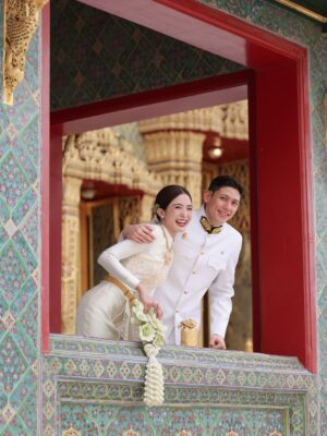 Lapassalan Jiravechsoontornkul Instagram - นานน๊านนทีใส่ชุดไทย ดูเรียบร้อยไหมละ😂🤣💘
Make up & Hair : @puffpoy @teethory 
Dress : @milanweddingbkk 💞
📷: @wasuwat29