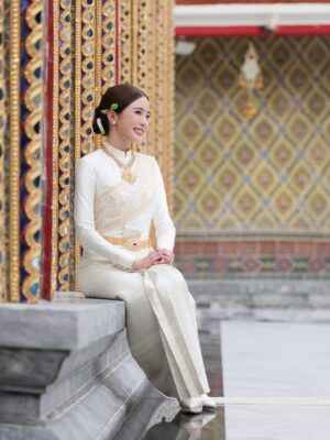 Lapassalan Jiravechsoontornkul Instagram - นานน๊านนทีใส่ชุดไทย ดูเรียบร้อยไหมละ😂🤣💘
Make up & Hair : @puffpoy @teethory 
Dress : @milanweddingbkk 💞
📷: @wasuwat29
