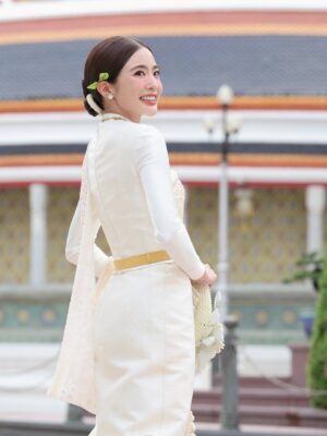 Lapassalan Jiravechsoontornkul Instagram - นานน๊านนทีใส่ชุดไทย ดูเรียบร้อยไหมละ😂🤣💘
Make up & Hair : @puffpoy @teethory 
Dress : @milanweddingbkk 💞
📷: @wasuwat29