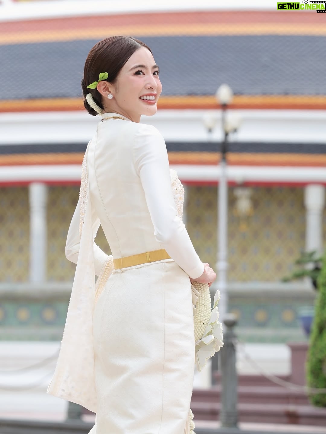 Lapassalan Jiravechsoontornkul - 157.6K Likes - นานน๊านนทีใส่ชุดไทย ดูเรียบร้อยไหมละ😂🤣💘
Make up & Hair : @puffpoy @teethory 
Dress : @milanweddingbkk 💞
📷: @wasuwat29