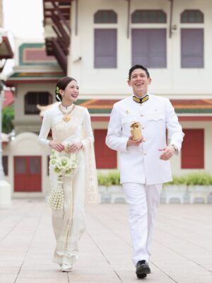 Lapassalan Jiravechsoontornkul Instagram - นานน๊านนทีใส่ชุดไทย ดูเรียบร้อยไหมละ😂🤣💘
Make up & Hair : @puffpoy @teethory 
Dress : @milanweddingbkk 💞
📷: @wasuwat29