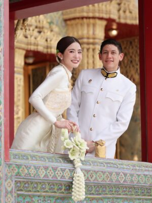 Lapassalan Jiravechsoontornkul Instagram - นานน๊านนทีใส่ชุดไทย ดูเรียบร้อยไหมละ😂🤣💘
Make up & Hair : @puffpoy @teethory 
Dress : @milanweddingbkk 💞
📷: @wasuwat29