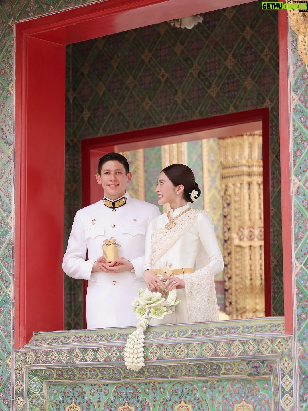 Lapassalan Jiravechsoontornkul - 157.6K Likes - นานน๊านนทีใส่ชุดไทย ดูเรียบร้อยไหมละ😂🤣💘
Make up & Hair : @puffpoy @teethory 
Dress : @milanweddingbkk 💞
📷: @wasuwat29