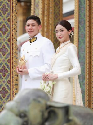 Lapassalan Jiravechsoontornkul Instagram - นานน๊านนทีใส่ชุดไทย ดูเรียบร้อยไหมละ😂🤣💘
Make up & Hair : @puffpoy @teethory 
Dress : @milanweddingbkk 💞
📷: @wasuwat29