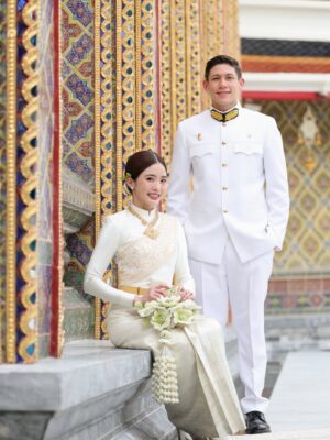 Lapassalan Jiravechsoontornkul Instagram - นานน๊านนทีใส่ชุดไทย ดูเรียบร้อยไหมละ😂🤣💘
Make up & Hair : @puffpoy @teethory 
Dress : @milanweddingbkk 💞
📷: @wasuwat29