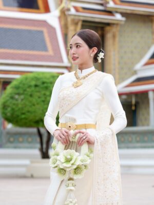 Lapassalan Jiravechsoontornkul Instagram - นานน๊านนทีใส่ชุดไทย ดูเรียบร้อยไหมละ😂🤣💘
Make up & Hair : @puffpoy @teethory 
Dress : @milanweddingbkk 💞
📷: @wasuwat29