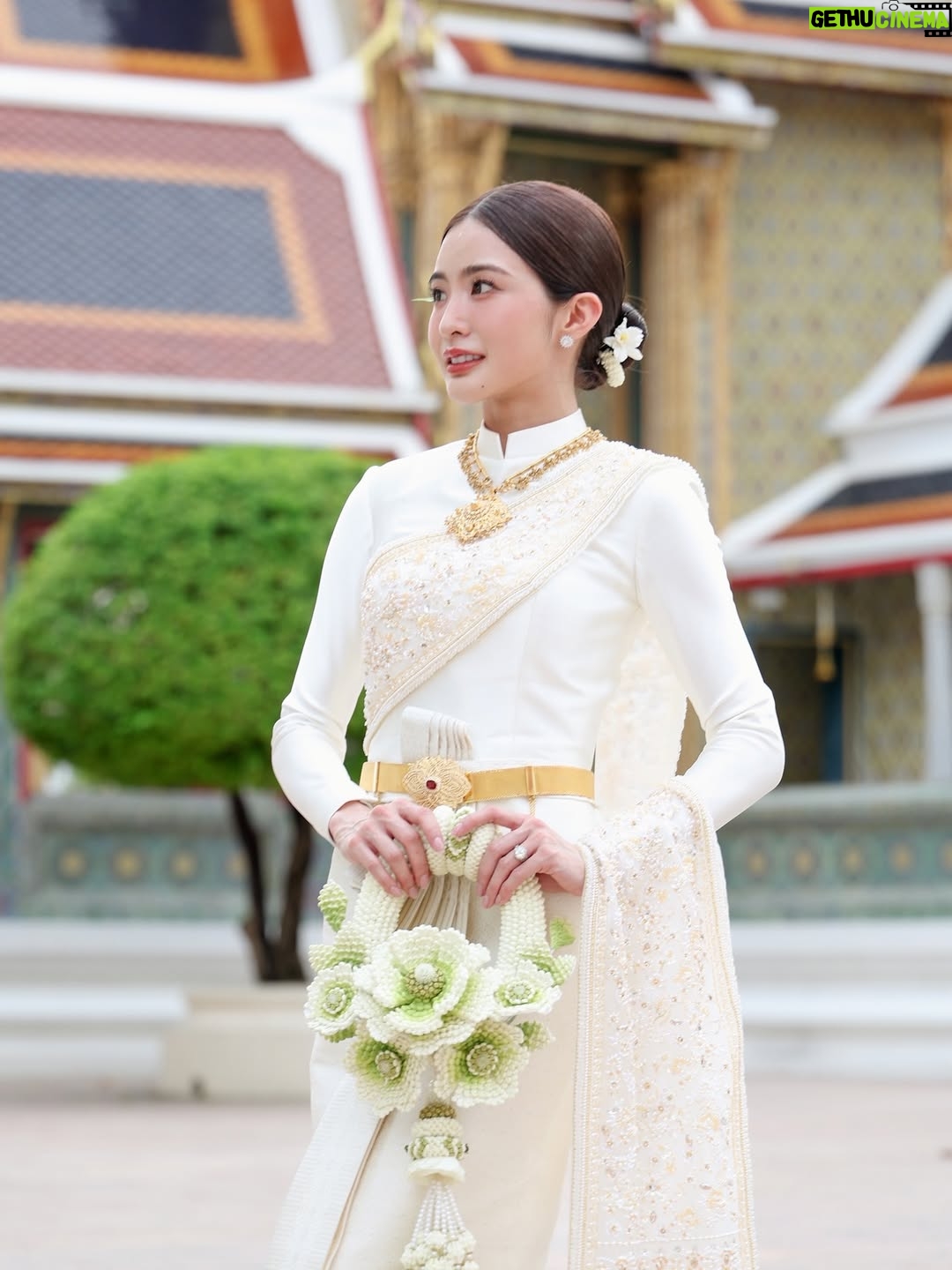 Lapassalan Jiravechsoontornkul - 157.6K Likes - นานน๊านนทีใส่ชุดไทย ดูเรียบร้อยไหมละ😂🤣💘
Make up & Hair : @puffpoy @teethory 
Dress : @milanweddingbkk 💞
📷: @wasuwat29