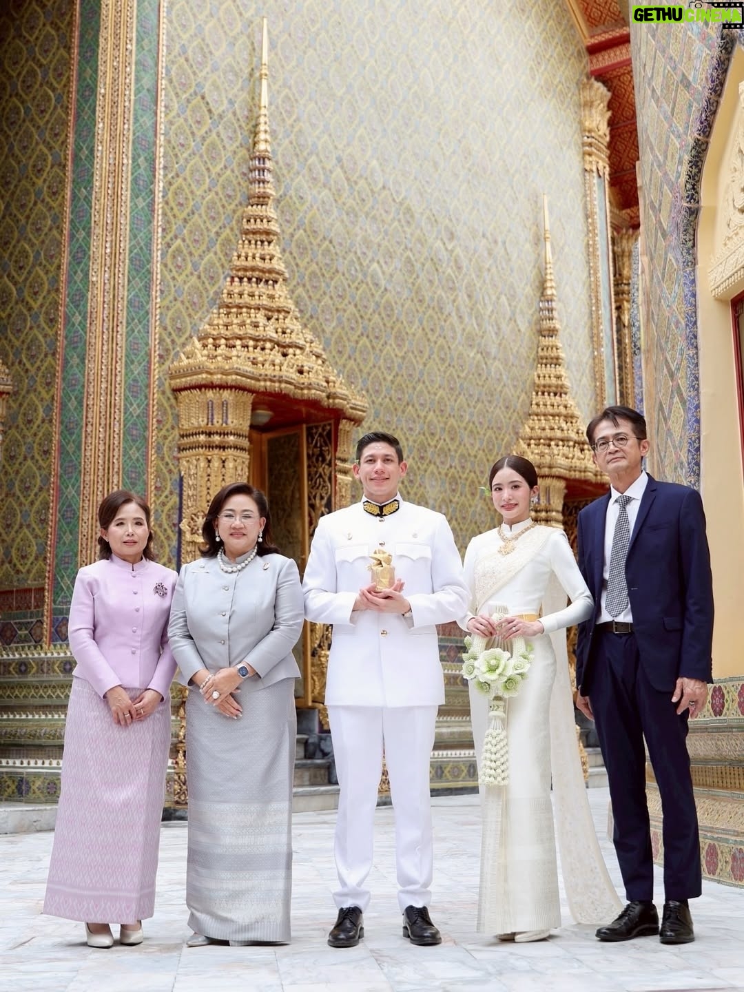 Lapassalan Jiravechsoontornkul - 157.6K Likes - นานน๊านนทีใส่ชุดไทย ดูเรียบร้อยไหมละ😂🤣💘
Make up & Hair : @puffpoy @teethory 
Dress : @milanweddingbkk 💞
📷: @wasuwat29