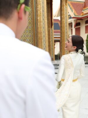 Lapassalan Jiravechsoontornkul Instagram - นานน๊านนทีใส่ชุดไทย ดูเรียบร้อยไหมละ😂🤣💘
Make up & Hair : @puffpoy @teethory 
Dress : @milanweddingbkk 💞
📷: @wasuwat29