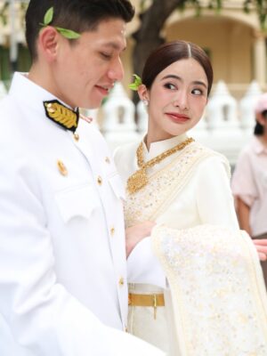 Lapassalan Jiravechsoontornkul Instagram - นานน๊านนทีใส่ชุดไทย ดูเรียบร้อยไหมละ😂🤣💘
Make up & Hair : @puffpoy @teethory 
Dress : @milanweddingbkk 💞
📷: @wasuwat29