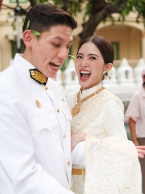 Lapassalan Jiravechsoontornkul Instagram - นานน๊านนทีใส่ชุดไทย ดูเรียบร้อยไหมละ😂🤣💘
Make up & Hair : @puffpoy @teethory 
Dress : @milanweddingbkk 💞
📷: @wasuwat29