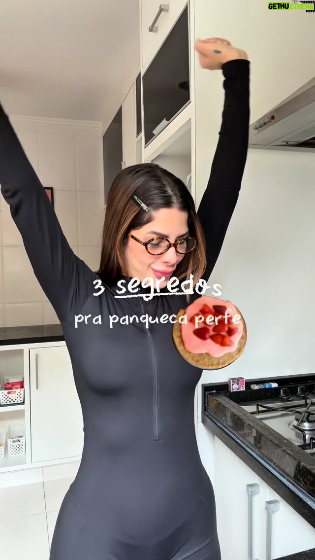 Lary Bottino - 570 Likes - ingrediente da panqueca 

3 ovos 
1 banana MADURA 
canela 
fermento 
15 g de farinha de aveia 

frigideira antiaderente (faz a cura) 
link da frigideira: (vou deixar no stories) 💖