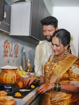 Lasya Manjunath Instagram - పాలు పొంగించిన ఈ క్షణం❤️🧿
the most beautiful start to our dream home journey 🥛🏠మనసులు నిండిపోయాయి🥰
దేవుని ఆశీర్వాదంతో శుభారంభం 🙏🏻
#గృహప్రవేశం

.
.
.
.
Kitchen decor : @rainbow_platedecors 
Home decor: @yashu_events 

MUA: @vinusha_makeoverartistry 
Hairstyling & saree draping : @lakshmikiran.veeraballi 
Maa vadina 😊 contact no (9121182606)

Saree: @pattusareeswholesale 
Blouse stitching and work: @aa.dhi.ra_designerstudio 
Manju and kids outfits : @vedulaswardrobe 
Jewellery : @umgnaveengold 
Bangles : @theweddingbangles.official 
Photography : @momentmakersphotography 
.
.
#lasyamanjunath #Gruhapravesham
#MaaKalalaInti
#Housewarming
#NewBeginnings
#DreamHome
#OurNewHome
#HomeSweetHome
#BlessedHome
#FamilyMoments
#newchapter #మా_కలల_ఇంటి_గృహప్రవేశం
#గృహప్రవేశం
#దేవుని_ఆశీర్వాదంతో
#శుభారంభం
#కొత్తఆరంభం
#మాకొత్తగూడు
#మనఇల్లు_మనస్వప్నం