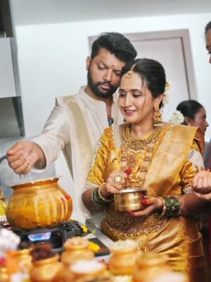Lasya Manjunath Instagram - పాలు పొంగించిన ఈ క్షణం❤️🧿
the most beautiful start to our dream home journey 🥛🏠మనసులు నిండిపోయాయి🥰
దేవుని ఆశీర్వాదంతో శుభారంభం 🙏🏻
#గృహప్రవేశం

.
.
.
.
Kitchen decor : @rainbow_platedecors 
Home decor: @yashu_events 

MUA: @vinusha_makeoverartistry 
Hairstyling & saree draping : @lakshmikiran.veeraballi 
Maa vadina 😊 contact no (9121182606)

Saree: @pattusareeswholesale 
Blouse stitching and work: @aa.dhi.ra_designerstudio 
Manju and kids outfits : @vedulaswardrobe 
Jewellery : @umgnaveengold 
Bangles : @theweddingbangles.official 
Photography : @momentmakersphotography 
.
.
#lasyamanjunath #Gruhapravesham
#MaaKalalaInti
#Housewarming
#NewBeginnings
#DreamHome
#OurNewHome
#HomeSweetHome
#BlessedHome
#FamilyMoments
#newchapter #మా_కలల_ఇంటి_గృహప్రవేశం
#గృహప్రవేశం
#దేవుని_ఆశీర్వాదంతో
#శుభారంభం
#కొత్తఆరంభం
#మాకొత్తగూడు
#మనఇల్లు_మనస్వప్నం