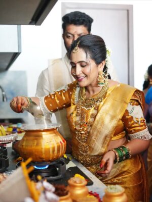 Lasya Manjunath Instagram - పాలు పొంగించిన ఈ క్షణం❤️🧿
the most beautiful start to our dream home journey 🥛🏠మనసులు నిండిపోయాయి🥰
దేవుని ఆశీర్వాదంతో శుభారంభం 🙏🏻
#గృహప్రవేశం

.
.
.
.
Kitchen decor : @rainbow_platedecors 
Home decor: @yashu_events 

MUA: @vinusha_makeoverartistry 
Hairstyling & saree draping : @lakshmikiran.veeraballi 
Maa vadina 😊 contact no (9121182606)

Saree: @pattusareeswholesale 
Blouse stitching and work: @aa.dhi.ra_designerstudio 
Manju and kids outfits : @vedulaswardrobe 
Jewellery : @umgnaveengold 
Bangles : @theweddingbangles.official 
Photography : @momentmakersphotography 
.
.
#lasyamanjunath #Gruhapravesham
#MaaKalalaInti
#Housewarming
#NewBeginnings
#DreamHome
#OurNewHome
#HomeSweetHome
#BlessedHome
#FamilyMoments
#newchapter #మా_కలల_ఇంటి_గృహప్రవేశం
#గృహప్రవేశం
#దేవుని_ఆశీర్వాదంతో
#శుభారంభం
#కొత్తఆరంభం
#మాకొత్తగూడు
#మనఇల్లు_మనస్వప్నం