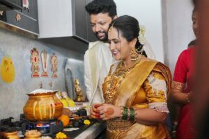 Lasya Manjunath Instagram - పాలు పొంగించిన ఈ క్షణం❤️🧿
the most beautiful start to our dream home journey 🥛🏠మనసులు నిండిపోయాయి🥰
దేవుని ఆశీర్వాదంతో శుభారంభం 🙏🏻
#గృహప్రవేశం

.
.
.
.
Kitchen decor : @rainbow_platedecors 
Home decor: @yashu_events 

MUA: @vinusha_makeoverartistry 
Hairstyling & saree draping : @lakshmikiran.veeraballi 
Maa vadina 😊 contact no (9121182606)

Saree: @pattusareeswholesale 
Blouse stitching and work: @aa.dhi.ra_designerstudio 
Manju and kids outfits : @vedulaswardrobe 
Jewellery : @umgnaveengold 
Bangles : @theweddingbangles.official 
Photography : @momentmakersphotography 
.
.
#lasyamanjunath #Gruhapravesham
#MaaKalalaInti
#Housewarming
#NewBeginnings
#DreamHome
#OurNewHome
#HomeSweetHome
#BlessedHome
#FamilyMoments
#newchapter #మా_కలల_ఇంటి_గృహప్రవేశం
#గృహప్రవేశం
#దేవుని_ఆశీర్వాదంతో
#శుభారంభం
#కొత్తఆరంభం
#మాకొత్తగూడు
#మనఇల్లు_మనస్వప్నం