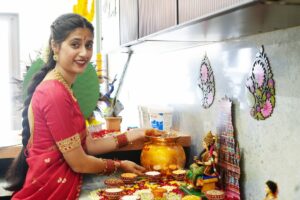 Lasya Manjunath Instagram - పాలు పొంగించిన ఈ క్షణం❤️🧿
the most beautiful start to our dream home journey 🥛🏠మనసులు నిండిపోయాయి🥰
దేవుని ఆశీర్వాదంతో శుభారంభం 🙏🏻
#గృహప్రవేశం

.
.
.
.
Kitchen decor : @rainbow_platedecors 
Home decor: @yashu_events 

MUA: @vinusha_makeoverartistry 
Hairstyling & saree draping : @lakshmikiran.veeraballi 
Maa vadina 😊 contact no (9121182606)

Saree: @pattusareeswholesale 
Blouse stitching and work: @aa.dhi.ra_designerstudio 
Manju and kids outfits : @vedulaswardrobe 
Jewellery : @umgnaveengold 
Bangles : @theweddingbangles.official 
Photography : @momentmakersphotography 
.
.
#lasyamanjunath #Gruhapravesham
#MaaKalalaInti
#Housewarming
#NewBeginnings
#DreamHome
#OurNewHome
#HomeSweetHome
#BlessedHome
#FamilyMoments
#newchapter #మా_కలల_ఇంటి_గృహప్రవేశం
#గృహప్రవేశం
#దేవుని_ఆశీర్వాదంతో
#శుభారంభం
#కొత్తఆరంభం
#మాకొత్తగూడు
#మనఇల్లు_మనస్వప్నం
