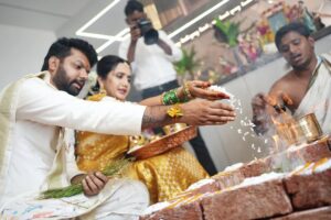 Lasya Manjunath Instagram - పాలు పొంగించిన ఈ క్షణం❤️🧿
the most beautiful start to our dream home journey 🥛🏠మనసులు నిండిపోయాయి🥰
దేవుని ఆశీర్వాదంతో శుభారంభం 🙏🏻
#గృహప్రవేశం

.
.
.
.
Kitchen decor : @rainbow_platedecors 
Home decor: @yashu_events 

MUA: @vinusha_makeoverartistry 
Hairstyling & saree draping : @lakshmikiran.veeraballi 
Maa vadina 😊 contact no (9121182606)

Saree: @pattusareeswholesale 
Blouse stitching and work: @aa.dhi.ra_designerstudio 
Manju and kids outfits : @vedulaswardrobe 
Jewellery : @umgnaveengold 
Bangles : @theweddingbangles.official 
Photography : @momentmakersphotography 
.
.
#lasyamanjunath #Gruhapravesham
#MaaKalalaInti
#Housewarming
#NewBeginnings
#DreamHome
#OurNewHome
#HomeSweetHome
#BlessedHome
#FamilyMoments
#newchapter #మా_కలల_ఇంటి_గృహప్రవేశం
#గృహప్రవేశం
#దేవుని_ఆశీర్వాదంతో
#శుభారంభం
#కొత్తఆరంభం
#మాకొత్తగూడు
#మనఇల్లు_మనస్వప్నం