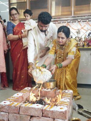 Lasya Manjunath Instagram - పాలు పొంగించిన ఈ క్షణం❤️🧿
the most beautiful start to our dream home journey 🥛🏠మనసులు నిండిపోయాయి🥰
దేవుని ఆశీర్వాదంతో శుభారంభం 🙏🏻
#గృహప్రవేశం

.
.
.
.
Kitchen decor : @rainbow_platedecors 
Home decor: @yashu_events 

MUA: @vinusha_makeoverartistry 
Hairstyling & saree draping : @lakshmikiran.veeraballi 
Maa vadina 😊 contact no (9121182606)

Saree: @pattusareeswholesale 
Blouse stitching and work: @aa.dhi.ra_designerstudio 
Manju and kids outfits : @vedulaswardrobe 
Jewellery : @umgnaveengold 
Bangles : @theweddingbangles.official 
Photography : @momentmakersphotography 
.
.
#lasyamanjunath #Gruhapravesham
#MaaKalalaInti
#Housewarming
#NewBeginnings
#DreamHome
#OurNewHome
#HomeSweetHome
#BlessedHome
#FamilyMoments
#newchapter #మా_కలల_ఇంటి_గృహప్రవేశం
#గృహప్రవేశం
#దేవుని_ఆశీర్వాదంతో
#శుభారంభం
#కొత్తఆరంభం
#మాకొత్తగూడు
#మనఇల్లు_మనస్వప్నం
