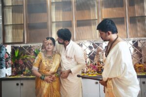 Lasya Manjunath Instagram - పాలు పొంగించిన ఈ క్షణం❤️🧿
the most beautiful start to our dream home journey 🥛🏠మనసులు నిండిపోయాయి🥰
దేవుని ఆశీర్వాదంతో శుభారంభం 🙏🏻
#గృహప్రవేశం

.
.
.
.
Kitchen decor : @rainbow_platedecors 
Home decor: @yashu_events 

MUA: @vinusha_makeoverartistry 
Hairstyling & saree draping : @lakshmikiran.veeraballi 
Maa vadina 😊 contact no (9121182606)

Saree: @pattusareeswholesale 
Blouse stitching and work: @aa.dhi.ra_designerstudio 
Manju and kids outfits : @vedulaswardrobe 
Jewellery : @umgnaveengold 
Bangles : @theweddingbangles.official 
Photography : @momentmakersphotography 
.
.
#lasyamanjunath #Gruhapravesham
#MaaKalalaInti
#Housewarming
#NewBeginnings
#DreamHome
#OurNewHome
#HomeSweetHome
#BlessedHome
#FamilyMoments
#newchapter #మా_కలల_ఇంటి_గృహప్రవేశం
#గృహప్రవేశం
#దేవుని_ఆశీర్వాదంతో
#శుభారంభం
#కొత్తఆరంభం
#మాకొత్తగూడు
#మనఇల్లు_మనస్వప్నం