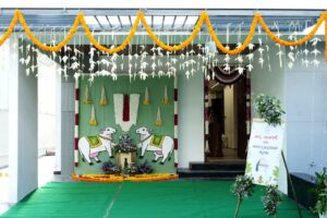 Lasya Manjunath Instagram - పాలు పొంగించిన ఈ క్షణం❤️🧿
the most beautiful start to our dream home journey 🥛🏠మనసులు నిండిపోయాయి🥰
దేవుని ఆశీర్వాదంతో శుభారంభం 🙏🏻
#గృహప్రవేశం

.
.
.
.
Kitchen decor : @rainbow_platedecors 
Home decor: @yashu_events 

MUA: @vinusha_makeoverartistry 
Hairstyling & saree draping : @lakshmikiran.veeraballi 
Maa vadina 😊 contact no (9121182606)

Saree: @pattusareeswholesale 
Blouse stitching and work: @aa.dhi.ra_designerstudio 
Manju and kids outfits : @vedulaswardrobe 
Jewellery : @umgnaveengold 
Bangles : @theweddingbangles.official 
Photography : @momentmakersphotography 
.
.
#lasyamanjunath #Gruhapravesham
#MaaKalalaInti
#Housewarming
#NewBeginnings
#DreamHome
#OurNewHome
#HomeSweetHome
#BlessedHome
#FamilyMoments
#newchapter #మా_కలల_ఇంటి_గృహప్రవేశం
#గృహప్రవేశం
#దేవుని_ఆశీర్వాదంతో
#శుభారంభం
#కొత్తఆరంభం
#మాకొత్తగూడు
#మనఇల్లు_మనస్వప్నం