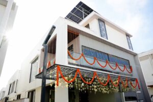 Lasya Manjunath Instagram - పాలు పొంగించిన ఈ క్షణం❤️🧿
the most beautiful start to our dream home journey 🥛🏠మనసులు నిండిపోయాయి🥰
దేవుని ఆశీర్వాదంతో శుభారంభం 🙏🏻
#గృహప్రవేశం

.
.
.
.
Kitchen decor : @rainbow_platedecors 
Home decor: @yashu_events 

MUA: @vinusha_makeoverartistry 
Hairstyling & saree draping : @lakshmikiran.veeraballi 
Maa vadina 😊 contact no (9121182606)

Saree: @pattusareeswholesale 
Blouse stitching and work: @aa.dhi.ra_designerstudio 
Manju and kids outfits : @vedulaswardrobe 
Jewellery : @umgnaveengold 
Bangles : @theweddingbangles.official 
Photography : @momentmakersphotography 
.
.
#lasyamanjunath #Gruhapravesham
#MaaKalalaInti
#Housewarming
#NewBeginnings
#DreamHome
#OurNewHome
#HomeSweetHome
#BlessedHome
#FamilyMoments
#newchapter #మా_కలల_ఇంటి_గృహప్రవేశం
#గృహప్రవేశం
#దేవుని_ఆశీర్వాదంతో
#శుభారంభం
#కొత్తఆరంభం
#మాకొత్తగూడు
#మనఇల్లు_మనస్వప్నం