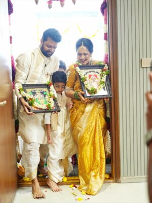 Lasya Manjunath Instagram - మా కలల ఇంటి గృహప్రవేశం…శుభారంభం మా గృహప్రవేశంతో 🏠🙏🏻
ప్రతి గోడలో ఒక కల, ప్రతి మూలలో ఒక జ్ఞాపకం… మా కొత్త గూడు😍❤️
కొత్త ఆరంభం… కొత్త జ్ఞాపకాలు 🫶🏻

.
.
.
.
.
.
MUA: @vinusha_makeoverartistry 
Hairstyling & saree draping : @lakshmikiran.veeraballi 
Maa vadina 😊 contact no (9121182606)

Saree: @pattusareeswholesale 
Blouse stitching and work: @aa.dhi.ra_designerstudio 
Manju and kids outfits : @vedulaswardrobe 
Jewellery : @umgnaveengold 
Bangles : @theweddingbangles.official 
Photography : @momentmakersphotography 
.
.
#lasyamanjunath #Gruhapravesham
#MaaKalalaInti
#Housewarming
#NewBeginnings
#DreamHome
#OurNewHome
#HomeSweetHome
#BlessedHome
#FamilyMoments
#newchapter #మా_కలల_ఇంటి_గృహప్రవేశం
#గృహప్రవేశం
#దేవుని_ఆశీర్వాదంతో
#శుభారంభం
#కొత్తఆరంభం
#మాకొత్తగూడు
#మనఇల్లు_మనస్వప్నం