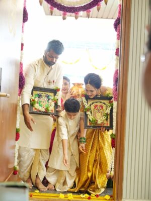 Lasya Manjunath Instagram - మా కలల ఇంటి గృహప్రవేశం…శుభారంభం మా గృహప్రవేశంతో 🏠🙏🏻
ప్రతి గోడలో ఒక కల, ప్రతి మూలలో ఒక జ్ఞాపకం… మా కొత్త గూడు😍❤️
కొత్త ఆరంభం… కొత్త జ్ఞాపకాలు 🫶🏻

.
.
.
.
.
.
MUA: @vinusha_makeoverartistry 
Hairstyling & saree draping : @lakshmikiran.veeraballi 
Maa vadina 😊 contact no (9121182606)

Saree: @pattusareeswholesale 
Blouse stitching and work: @aa.dhi.ra_designerstudio 
Manju and kids outfits : @vedulaswardrobe 
Jewellery : @umgnaveengold 
Bangles : @theweddingbangles.official 
Photography : @momentmakersphotography 
.
.
#lasyamanjunath #Gruhapravesham
#MaaKalalaInti
#Housewarming
#NewBeginnings
#DreamHome
#OurNewHome
#HomeSweetHome
#BlessedHome
#FamilyMoments
#newchapter #మా_కలల_ఇంటి_గృహప్రవేశం
#గృహప్రవేశం
#దేవుని_ఆశీర్వాదంతో
#శుభారంభం
#కొత్తఆరంభం
#మాకొత్తగూడు
#మనఇల్లు_మనస్వప్నం