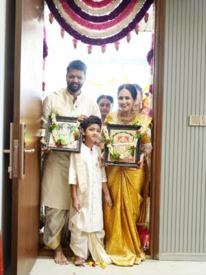 Lasya Manjunath Instagram - మా కలల ఇంటి గృహప్రవేశం…శుభారంభం మా గృహప్రవేశంతో 🏠🙏🏻
ప్రతి గోడలో ఒక కల, ప్రతి మూలలో ఒక జ్ఞాపకం… మా కొత్త గూడు😍❤️
కొత్త ఆరంభం… కొత్త జ్ఞాపకాలు 🫶🏻

.
.
.
.
.
.
MUA: @vinusha_makeoverartistry 
Hairstyling & saree draping : @lakshmikiran.veeraballi 
Maa vadina 😊 contact no (9121182606)

Saree: @pattusareeswholesale 
Blouse stitching and work: @aa.dhi.ra_designerstudio 
Manju and kids outfits : @vedulaswardrobe 
Jewellery : @umgnaveengold 
Bangles : @theweddingbangles.official 
Photography : @momentmakersphotography 
.
.
#lasyamanjunath #Gruhapravesham
#MaaKalalaInti
#Housewarming
#NewBeginnings
#DreamHome
#OurNewHome
#HomeSweetHome
#BlessedHome
#FamilyMoments
#newchapter #మా_కలల_ఇంటి_గృహప్రవేశం
#గృహప్రవేశం
#దేవుని_ఆశీర్వాదంతో
#శుభారంభం
#కొత్తఆరంభం
#మాకొత్తగూడు
#మనఇల్లు_మనస్వప్నం