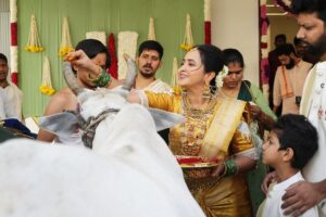 Lasya Manjunath Instagram - మా కలల ఇంటి గృహప్రవేశం…శుభారంభం మా గృహప్రవేశంతో 🏠🙏🏻
ప్రతి గోడలో ఒక కల, ప్రతి మూలలో ఒక జ్ఞాపకం… మా కొత్త గూడు😍❤️
కొత్త ఆరంభం… కొత్త జ్ఞాపకాలు 🫶🏻

.
.
.
.
.
.
MUA: @vinusha_makeoverartistry 
Hairstyling & saree draping : @lakshmikiran.veeraballi 
Maa vadina 😊 contact no (9121182606)

Saree: @pattusareeswholesale 
Blouse stitching and work: @aa.dhi.ra_designerstudio 
Manju and kids outfits : @vedulaswardrobe 
Jewellery : @umgnaveengold 
Bangles : @theweddingbangles.official 
Photography : @momentmakersphotography 
.
.
#lasyamanjunath #Gruhapravesham
#MaaKalalaInti
#Housewarming
#NewBeginnings
#DreamHome
#OurNewHome
#HomeSweetHome
#BlessedHome
#FamilyMoments
#newchapter #మా_కలల_ఇంటి_గృహప్రవేశం
#గృహప్రవేశం
#దేవుని_ఆశీర్వాదంతో
#శుభారంభం
#కొత్తఆరంభం
#మాకొత్తగూడు
#మనఇల్లు_మనస్వప్నం