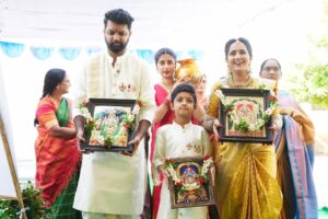 Lasya Manjunath Instagram - మా కలల ఇంటి గృహప్రవేశం…శుభారంభం మా గృహప్రవేశంతో 🏠🙏🏻
ప్రతి గోడలో ఒక కల, ప్రతి మూలలో ఒక జ్ఞాపకం… మా కొత్త గూడు😍❤️
కొత్త ఆరంభం… కొత్త జ్ఞాపకాలు 🫶🏻

.
.
.
.
.
.
MUA: @vinusha_makeoverartistry 
Hairstyling & saree draping : @lakshmikiran.veeraballi 
Maa vadina 😊 contact no (9121182606)

Saree: @pattusareeswholesale 
Blouse stitching and work: @aa.dhi.ra_designerstudio 
Manju and kids outfits : @vedulaswardrobe 
Jewellery : @umgnaveengold 
Bangles : @theweddingbangles.official 
Photography : @momentmakersphotography 
.
.
#lasyamanjunath #Gruhapravesham
#MaaKalalaInti
#Housewarming
#NewBeginnings
#DreamHome
#OurNewHome
#HomeSweetHome
#BlessedHome
#FamilyMoments
#newchapter #మా_కలల_ఇంటి_గృహప్రవేశం
#గృహప్రవేశం
#దేవుని_ఆశీర్వాదంతో
#శుభారంభం
#కొత్తఆరంభం
#మాకొత్తగూడు
#మనఇల్లు_మనస్వప్నం