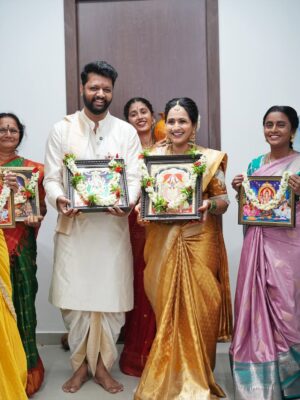 Lasya Manjunath Instagram - మా కలల ఇంటి గృహప్రవేశం…శుభారంభం మా గృహప్రవేశంతో 🏠🙏🏻
ప్రతి గోడలో ఒక కల, ప్రతి మూలలో ఒక జ్ఞాపకం… మా కొత్త గూడు😍❤️
కొత్త ఆరంభం… కొత్త జ్ఞాపకాలు 🫶🏻

.
.
.
.
.
.
MUA: @vinusha_makeoverartistry 
Hairstyling & saree draping : @lakshmikiran.veeraballi 
Maa vadina 😊 contact no (9121182606)

Saree: @pattusareeswholesale 
Blouse stitching and work: @aa.dhi.ra_designerstudio 
Manju and kids outfits : @vedulaswardrobe 
Jewellery : @umgnaveengold 
Bangles : @theweddingbangles.official 
Photography : @momentmakersphotography 
.
.
#lasyamanjunath #Gruhapravesham
#MaaKalalaInti
#Housewarming
#NewBeginnings
#DreamHome
#OurNewHome
#HomeSweetHome
#BlessedHome
#FamilyMoments
#newchapter #మా_కలల_ఇంటి_గృహప్రవేశం
#గృహప్రవేశం
#దేవుని_ఆశీర్వాదంతో
#శుభారంభం
#కొత్తఆరంభం
#మాకొత్తగూడు
#మనఇల్లు_మనస్వప్నం