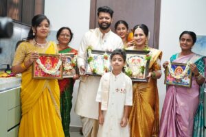 Lasya Manjunath Instagram - మా కలల ఇంటి గృహప్రవేశం…శుభారంభం మా గృహప్రవేశంతో 🏠🙏🏻
ప్రతి గోడలో ఒక కల, ప్రతి మూలలో ఒక జ్ఞాపకం… మా కొత్త గూడు😍❤️
కొత్త ఆరంభం… కొత్త జ్ఞాపకాలు 🫶🏻

.
.
.
.
.
.
MUA: @vinusha_makeoverartistry 
Hairstyling & saree draping : @lakshmikiran.veeraballi 
Maa vadina 😊 contact no (9121182606)

Saree: @pattusareeswholesale 
Blouse stitching and work: @aa.dhi.ra_designerstudio 
Manju and kids outfits : @vedulaswardrobe 
Jewellery : @umgnaveengold 
Bangles : @theweddingbangles.official 
Photography : @momentmakersphotography 
.
.
#lasyamanjunath #Gruhapravesham
#MaaKalalaInti
#Housewarming
#NewBeginnings
#DreamHome
#OurNewHome
#HomeSweetHome
#BlessedHome
#FamilyMoments
#newchapter #మా_కలల_ఇంటి_గృహప్రవేశం
#గృహప్రవేశం
#దేవుని_ఆశీర్వాదంతో
#శుభారంభం
#కొత్తఆరంభం
#మాకొత్తగూడు
#మనఇల్లు_మనస్వప్నం